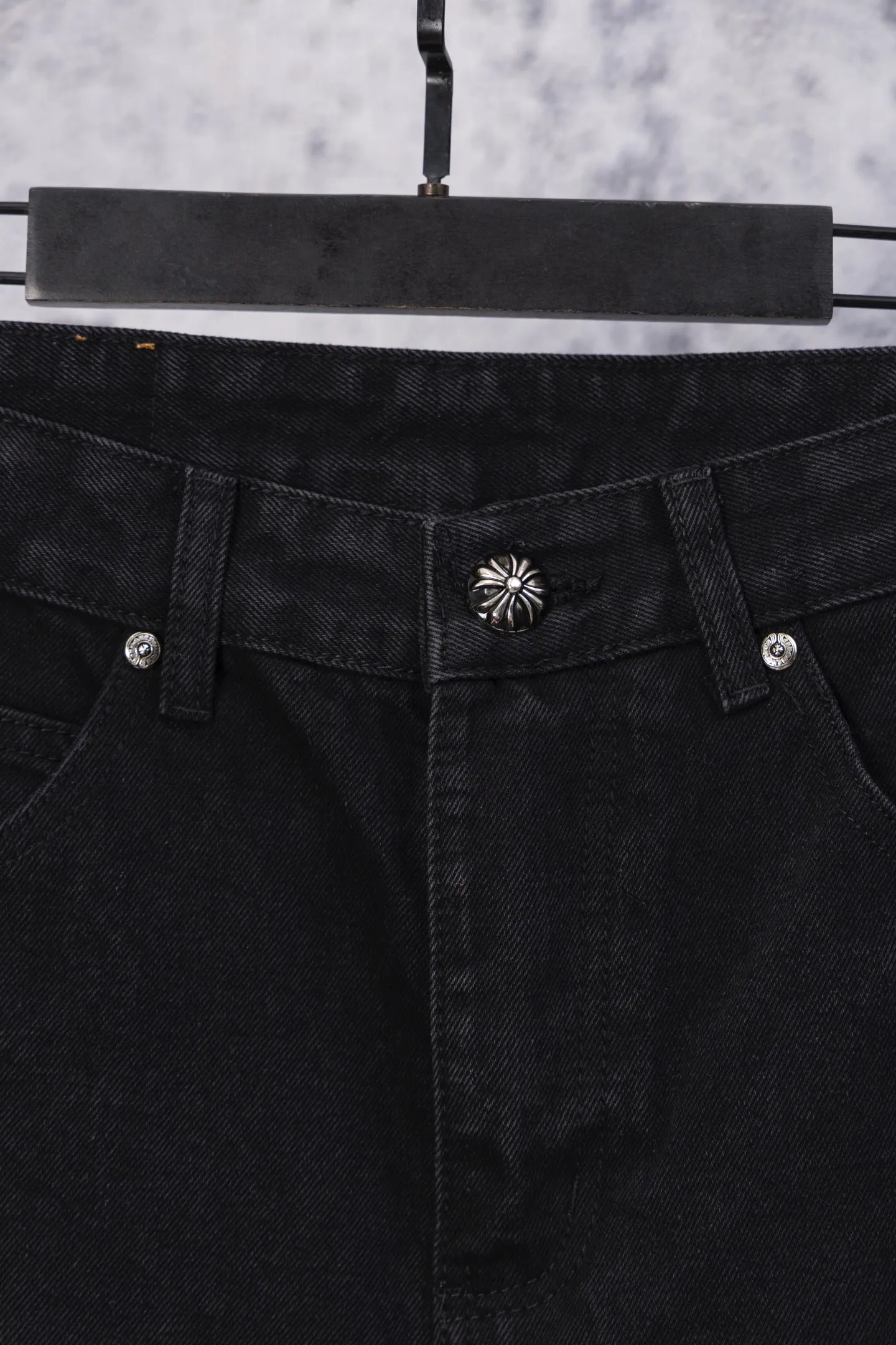 P240 CH Chromehearts limited edition yellow and blue cross patchwork leather black jeans, priced at 34W level, patchwork cross pattern embellishment, washed jeans! ! An absolutely high-end luxury product, a 1.9W-level god-level single product, a super popular product, made by top heavy industry, a magic weapon that cannot be missed! [About Zangyin] This is an extremely luxurious fashion brand that can also be called the aristocracy of the high street. It has always been an exclusive brand for some hipsters or rich second generations. Compared with ordinary high streets, it is more luxurious and noble. Compared with luxury brands, it is more fashionable and individual. It has always been a brand that I have a special liking for. [Top heavy industry fashion design] Consistently high-street luxury style. Speaking of this style, the Zangyin family and GU family are definitely the leading representative brands. Especially the Zangyin family has really achieved a state-of-the-art effect in creating high-street style. The unique washed material is used to create this style. The color system is already quite eye-catching. After it is decorated with patchwork cross flowers, it cleverly highlights the charm of the brand. Secondly, this style uses classic The high-waist cutting design highlights the long legs and fashionable temperament of the upper body. The brand is highly recognizable and the slim fit configuration is more suitable for daily wear. It is a product that interprets personality, fashion, and specifications at a glance. This single product is enough to make any fan excited. It can be a white T-shirt for a youthful college style, or a tight suspender for a royal style. It has strong matching ability and can be easily controlled by men.  [Materials and craftsmanship] Needless to say, this point goes without saying. As an excellent craftsman brand, Zangyin’s requirements for details and craftsmanship are really perfect. The washed color of this model has gone through so many processes, not to mention the embellishment of denim appliques. It is also purely hand-made and sewn. Just like what they believe in, only hand-made things have soul and have the meaning of wear. A top-notch heavy-duty fashionable denim item, I look forward to your perfect interpretation! !  Color: Black Size: 28-36
